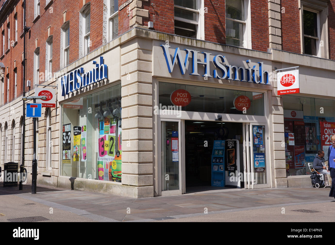 wh smith newsagents and post office in worcester Stock Photo Alamy