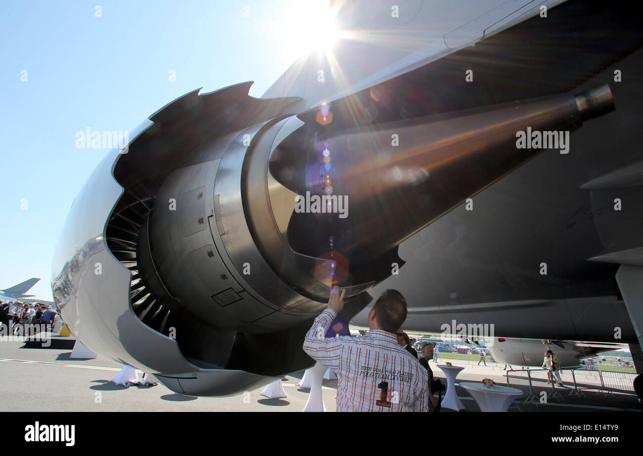 Lufthansa boeing 747 8 engine hi-res stock photography and images - Alamy