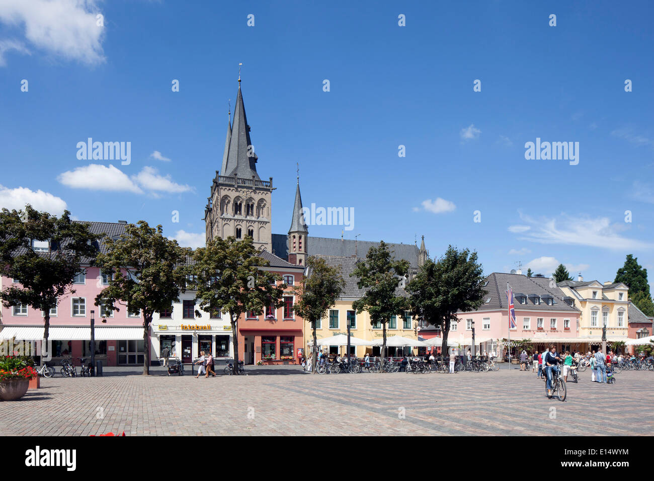 Xanten Cathedral or St. Victor's Cathedral and Marktplatz square, Xanten, Lower Rhine, North Rhine-Westphalia, Germany Stock Photo