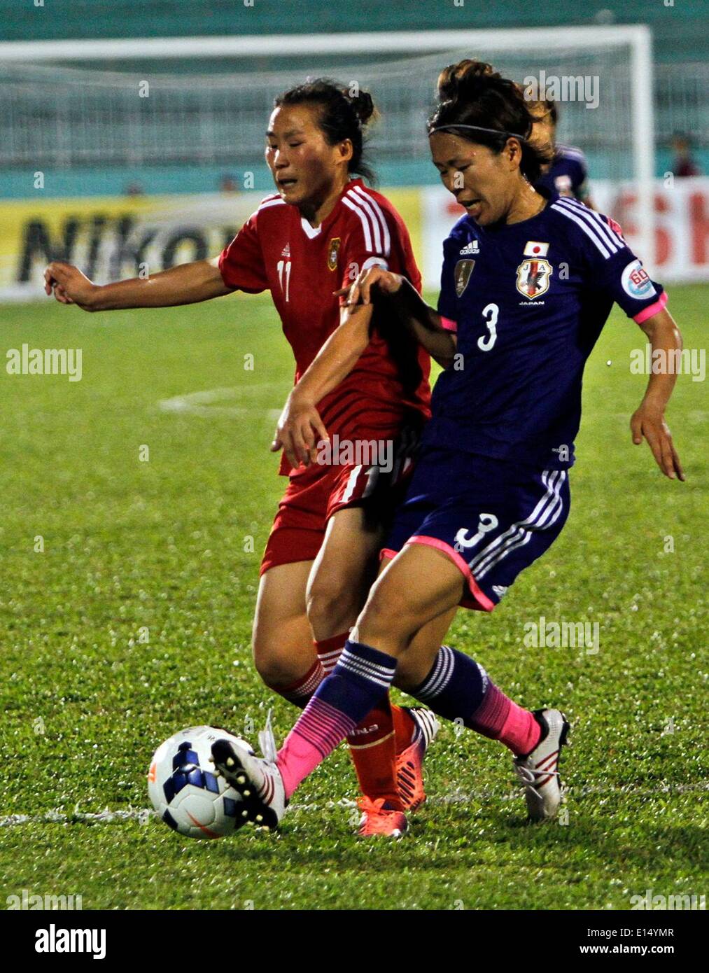 Ho Chi Minh City, Vietnam. 22nd May, 2014. Player Yang Li (L) of China vies for the ball during the semi-final against Japan during the 2014 Asian Football Confederation (AFC) Women's Asian Cup at Thong Nhat Stadium in Ho Chi Minh City, Vietnam, on May 22, 2014. Japan advanced to final after beating China 2-1. © Nguyen Le Huyen/Xinhua/Alamy Live News Stock Photo
