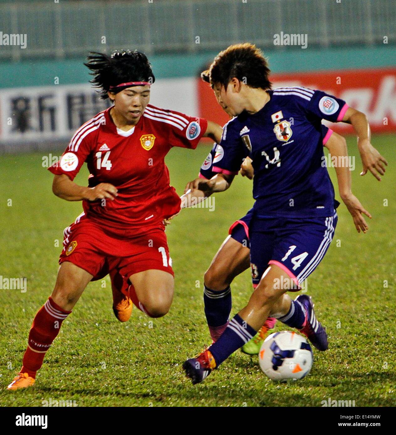 Ho Chi Minh City, Vietnam. 22nd May, 2014. Player Gu Yasha (L) of China vies for the ball during the semi-final against Japan during the 2014 Asian Football Confederation (AFC) Women's Asian Cup at Thong Nhat Stadium in Ho Chi Minh City, Vietnam, on May 22, 2014. Japan advanced to final after beating China 2-1. © Nguyen Le Huyen/Xinhua/Alamy Live News Stock Photo