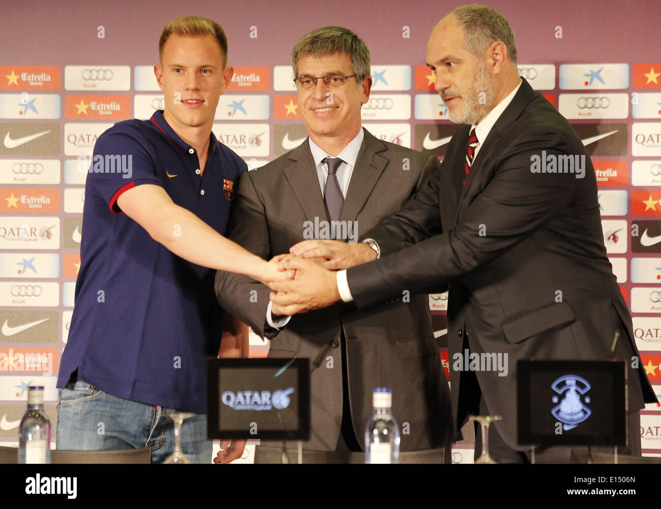 Barcelona, Spain. 22nd May, 2014. the goalkeeper with the vicepresident Jordi Mestre and Andoni Zubizarreta during the presentation of Ter Stegen, new player of FC Barcelona, in the offices of the club, May 22, 2014. Photo: Joan Valls/Urbanandsport/Nurphoto. © Joan Valls/NurPhoto/ZUMAPRESS.com/Alamy Live News Stock Photo
