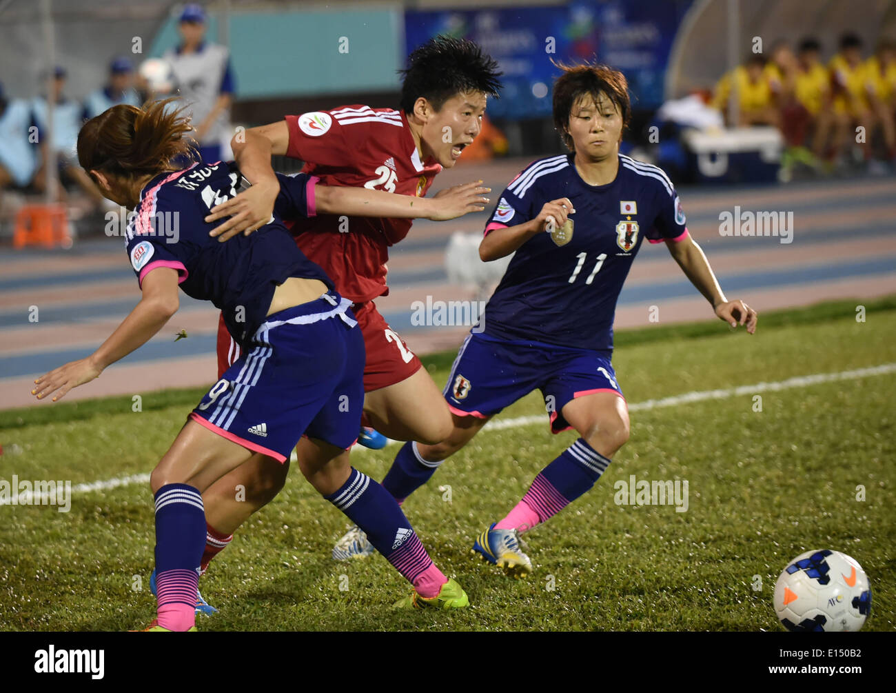 Ho Chi Minh City, Vietnam. 22nd May, 2014. Ma Xiaoxu (C) of China vies with Utsugi Rum (L) of Japan during the semifinal at the 2014 Asian Football Confederation (AFC) Women's Asian Cup at Thong Nhat Stadium in Ho Chi Minh City, Vietnam, on May 22, 2014. Japan advanced to final after beating China 2-1. © Cheong Kam ka/Xinhua/Alamy Live News Stock Photo