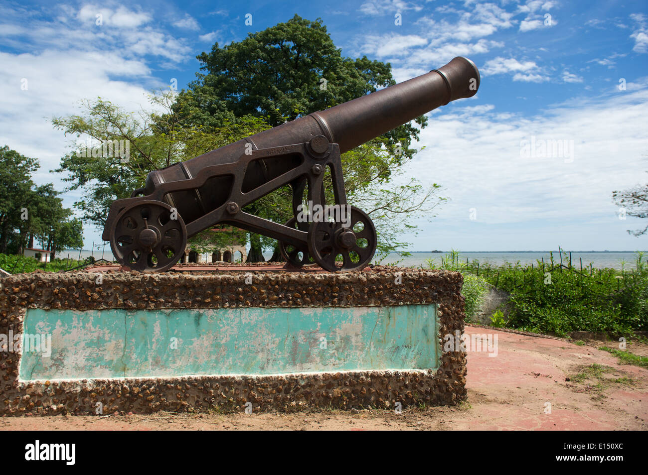 British cannon from the 17th century pointing to the River Gambia, Juffureh and Albreda, the Gambia Stock Photo