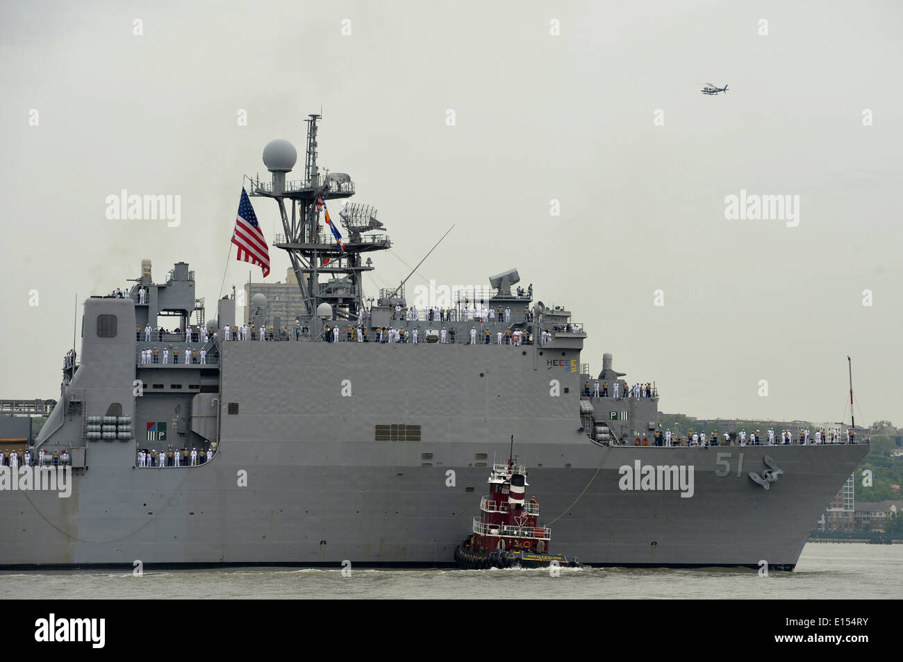 New York, USA. 21st May, 2014. The USS Oak Hill sails up the Hudson River during the parade of fleet week, in New York, the United States, on May 21, 2014. Credit:  Wang Lei/Xinhua/Alamy Live News Stock Photo