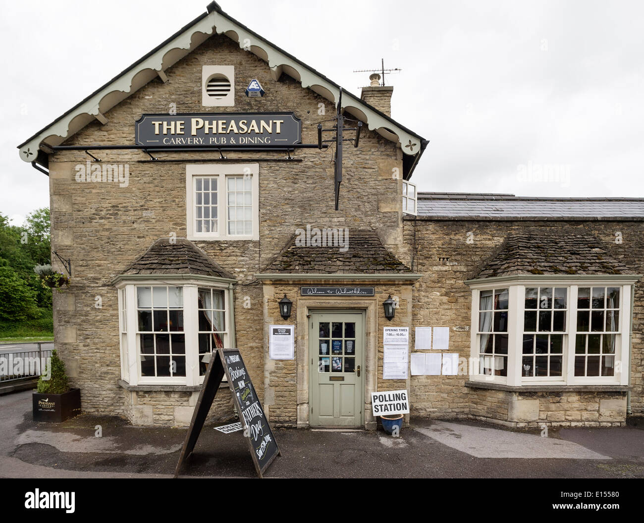 CHIPPENHAM, UK, 22nd May, 2014. The Pheasant public house has it's back bar converted into a polling station for the 2014 European Parliament elections. Credit:  lynchpics/Alamy Live News Stock Photo