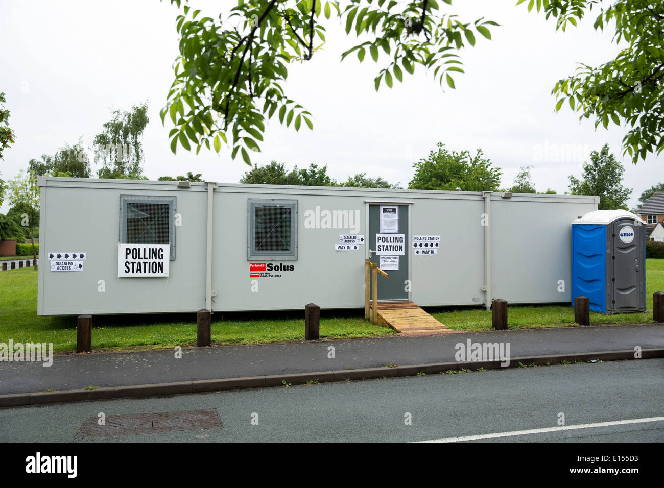 A portable cabin being used as a Polling Station in Durham Close, Fazeley, Tamworth, Staffordshire for the European Elections Stock Photo