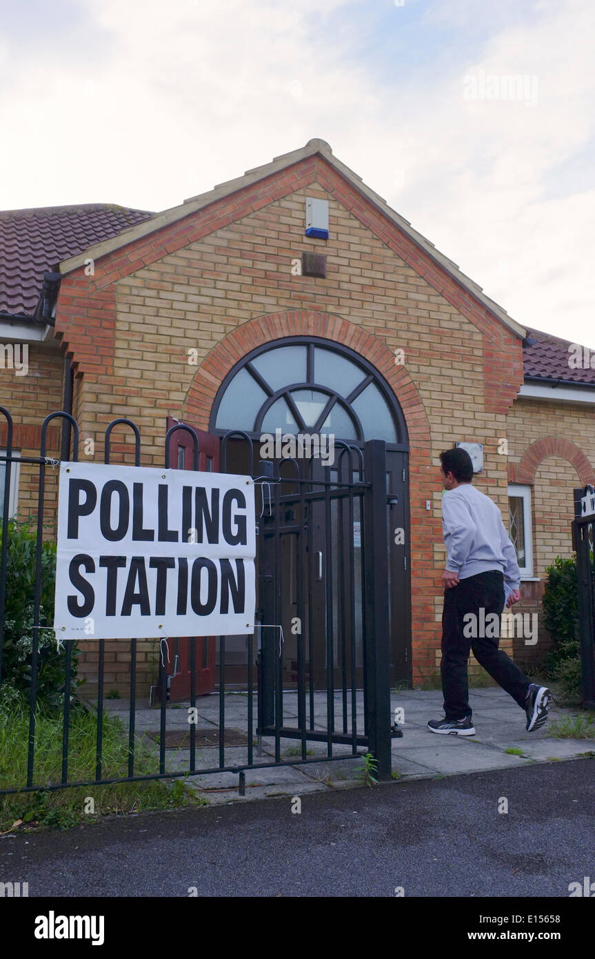 Voting on 22 May 2014 for Election of European Parliament. Polling Station at Ambleside Communtiy Centre, Luton, Bedfordshire Stock Photo