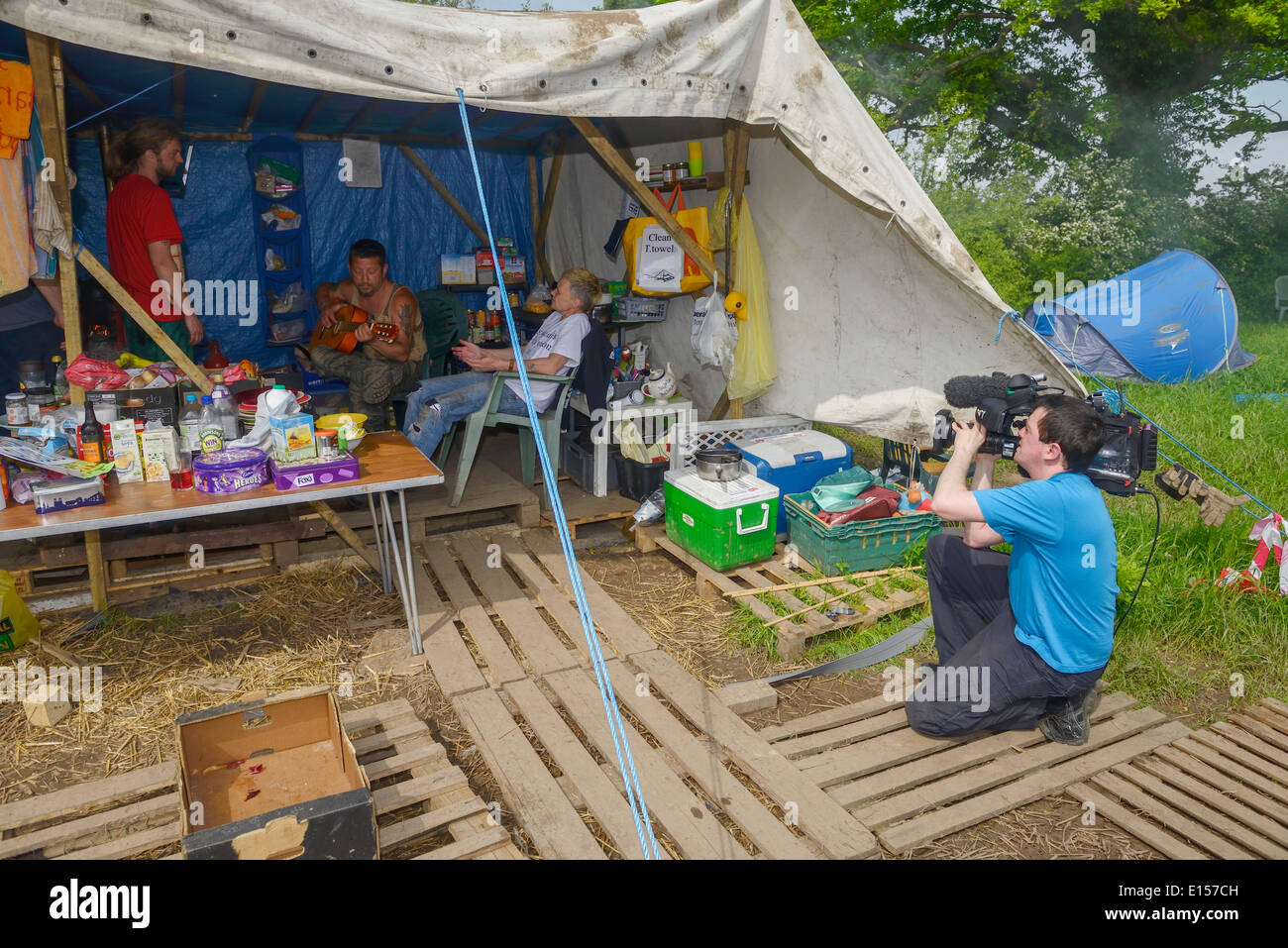 News cameraman films residents of a protest camp in their field kitchen at Upton Community Protection Camp Stock Photo
