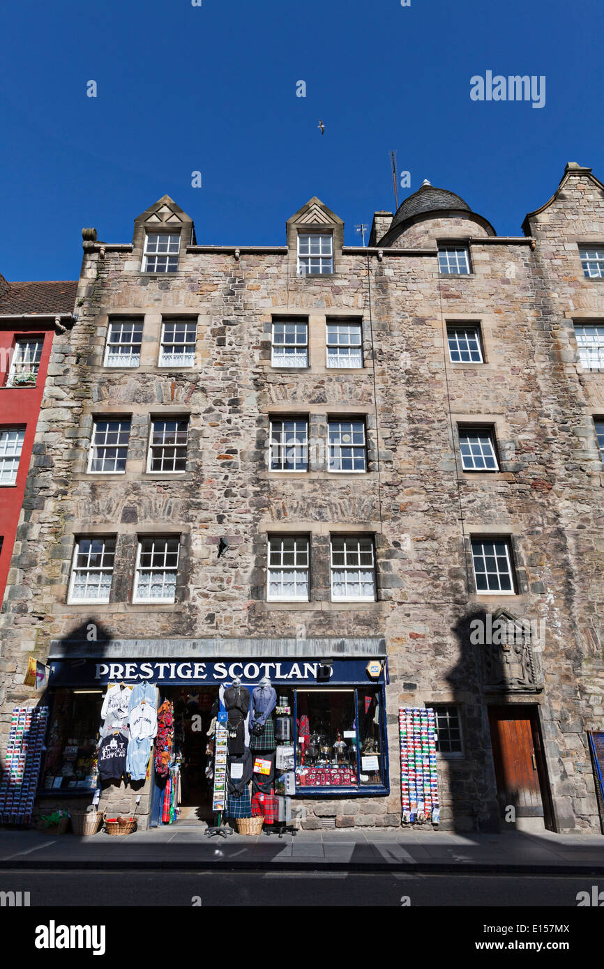 Traditional architecture and a Scottish souvenir gift shop on the Royal Mile, Edinburgh Stock Photo