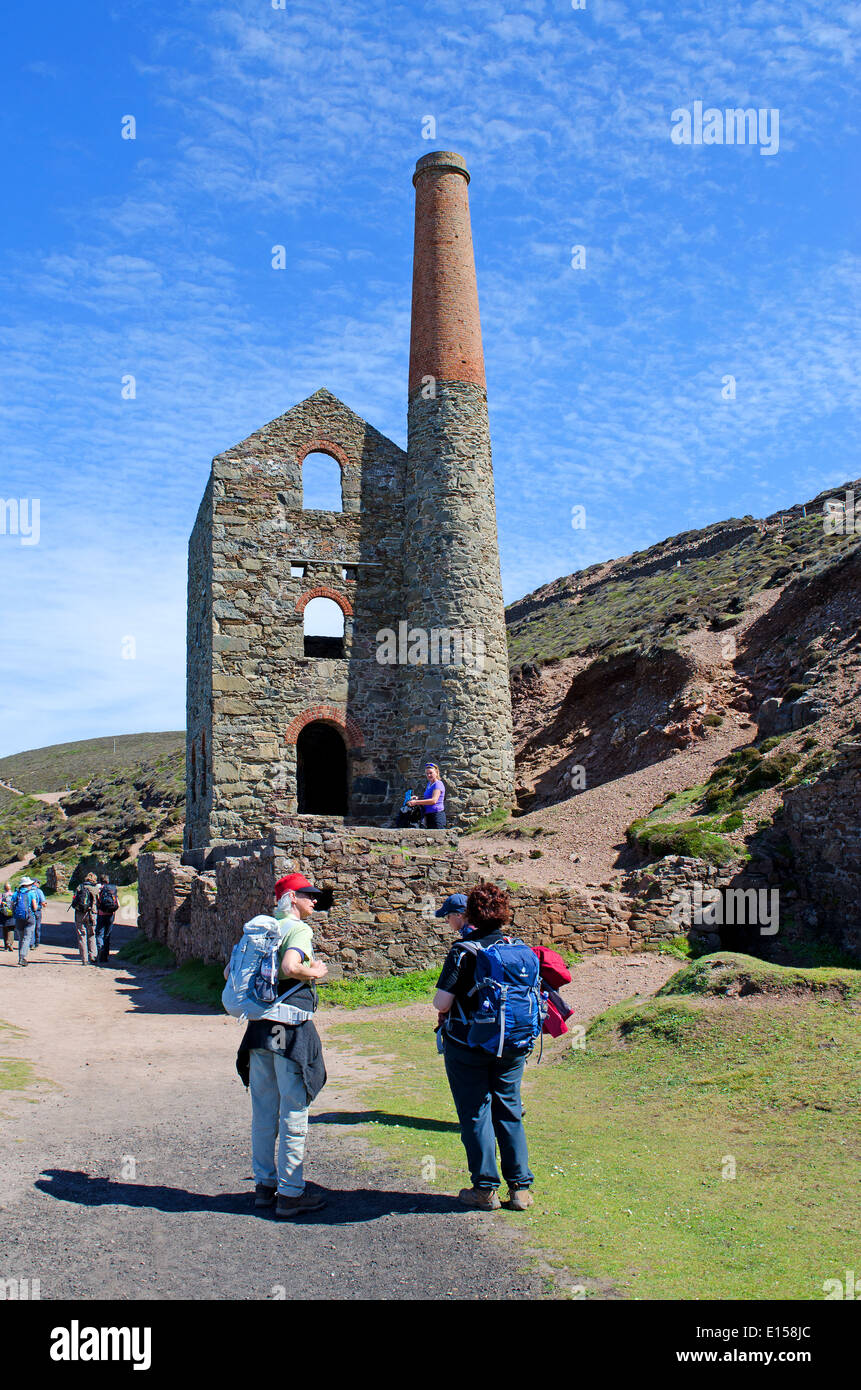 Tourists admire the engine house at the old Towanroath Tin MIne near St.Agnes in Cornwall, UK Stock Photo