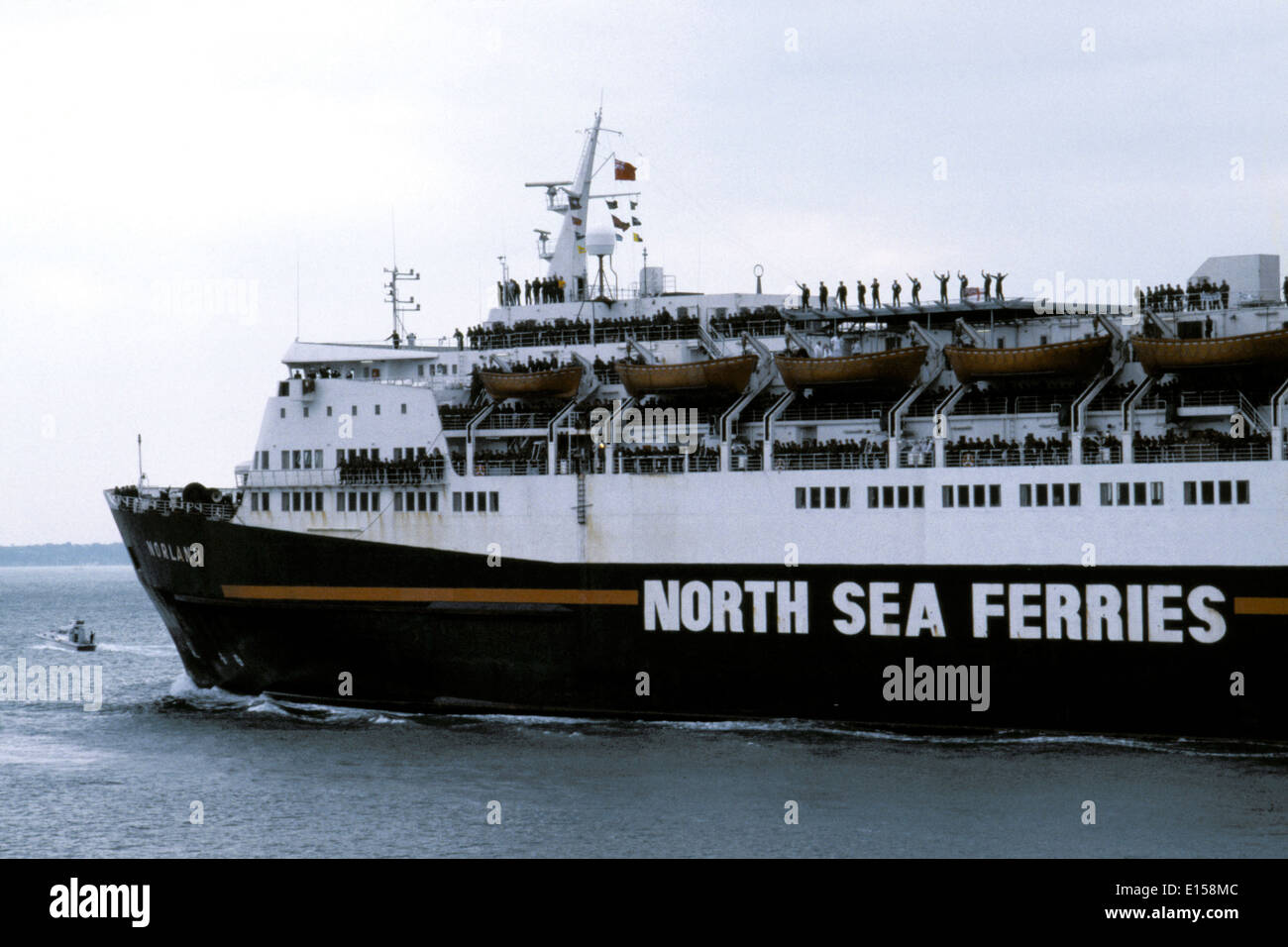 AJAXNETPHOTO. 26TH APRIL1982. PORTSMOUTH, ENGLAND-FALKLANDS TROOPSHIP. NORTH SEA FERRIES NORLAND SAILS FOR THE SOUTH ATLANTIC. PHOTO:JONATHAN EASTLAND/AJAX  REF:909404 Stock Photo