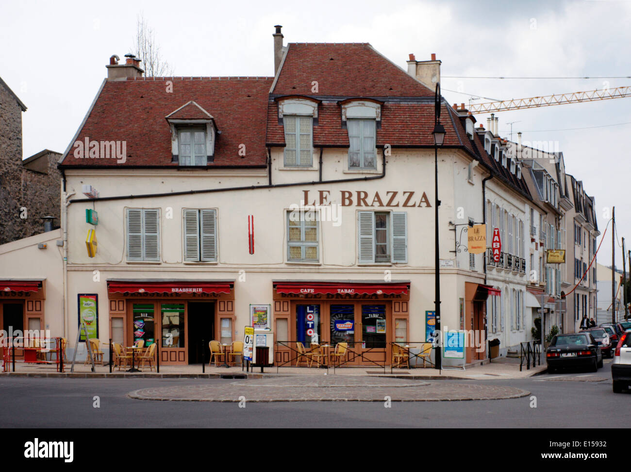 AJAXNETPHOTO. 2006.PORT MARLY,FRANCE. LE BRAZZA, THE TABAC CAFE BY THE  SEINE WHICH FEATURES IN THE PAINTER ALFRED SISLEY'S PAINTING 'THE FLOOD AT PORT  MARLY 1876.' PHOTO:JONATHAN EASTLAND/AJAX REF:60904 321 Stock Photo -