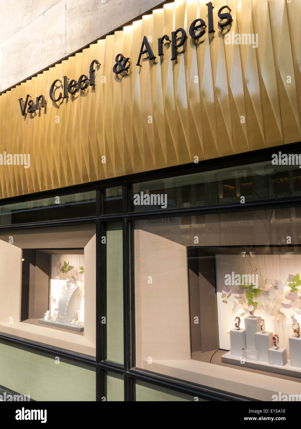 Van Clef Window Van Cleef & Arpels Jewelry Store Window, NYC Stock Photo - Alamy