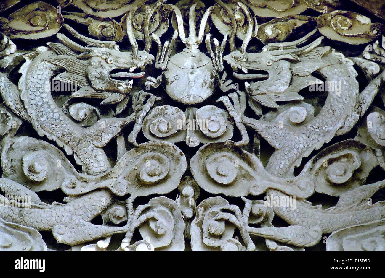 (140523) -- ZHENGZHOU, May 23, 2014 (Xinhua) -- Photo taken on March 6, 2006 shows a brick sculpture at the Shanxi-Shaanxi Guild in Sheqi County, central China's Henan Province. A large number of architectural sculptures have been preserved in historical sites of Henan, which is one of the cradles of the Chinese civilization. Many of the sculptures, created from stones, bricks, or wood, were used as building parts of residences, shrines and memorial archways, among other architecture types. Underlining both the mood and the details, these sculptures have themes including daily life, legends, m Stock Photo