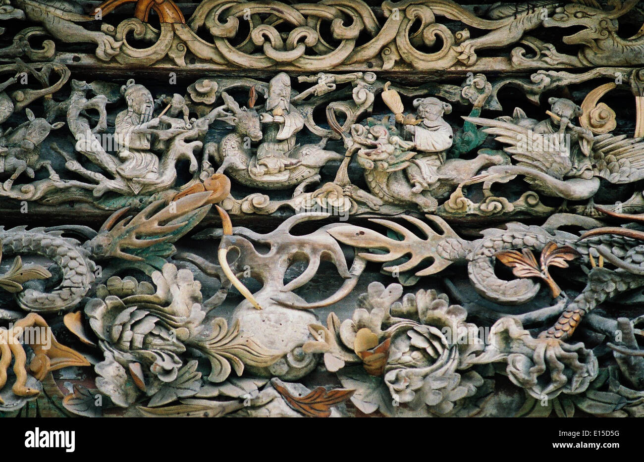 (140523) -- ZHENGZHOU, May 23, 2014 (Xinhua) -- Photo taken on March 6, 2006 shows wood sculptures under the eaves of the main hall of the Shanxi-Shaanxi-Gansu Guild in Kaifeng, central China's Henan Province. A large number of architectural sculptures have been preserved in historical sites of Henan, which is one of the cradles of the Chinese civilization. Many of the sculptures, created from stones, bricks, or wood, were used as building parts of residences, shrines and memorial archways, among other architecture types. Underlining both the mood and the details, these sculptures have themes Stock Photo