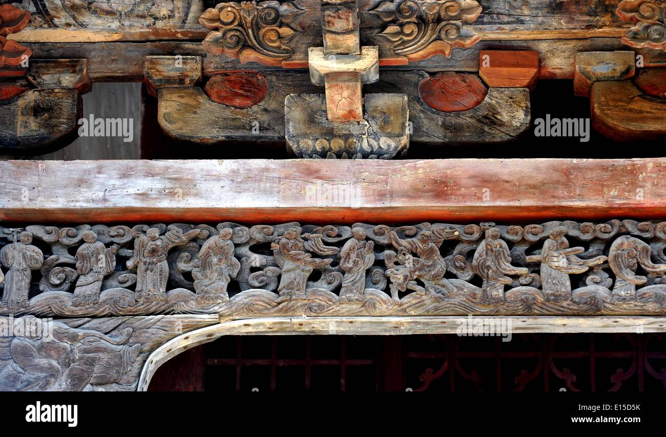 (140523) -- ZHENGZHOU, May 23, 2014 (Xinhua) -- Photo taken on May 24, 2010 shows wood sculptures under the eaves of the main hall of the Anguo Temple in Licun Township of Shanxian County, central China's Henan Province. A large number of architectural sculptures have been preserved in historical sites of Henan, which is one of the cradles of the Chinese civilization. Many of the sculptures, created from stones, bricks, or wood, were used as building parts of residences, shrines and memorial archways, among other architecture types. Underlining both the mood and the details, these sculptures h Stock Photo