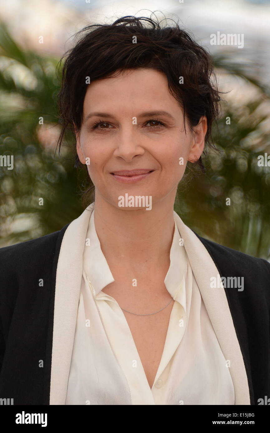 Cannes, France. 23rd May, 2014. CANNES, FRANCE - MAY 23: Actress Juliette Binoche attends the 'Clouds Of Sils Maria' photocall at the 67th Annual Cannes Film Festival on May 23, 2014 in Cannes, France. Credit:  Frederick Injimbert/ZUMAPRESS.com/Alamy Live News Stock Photo