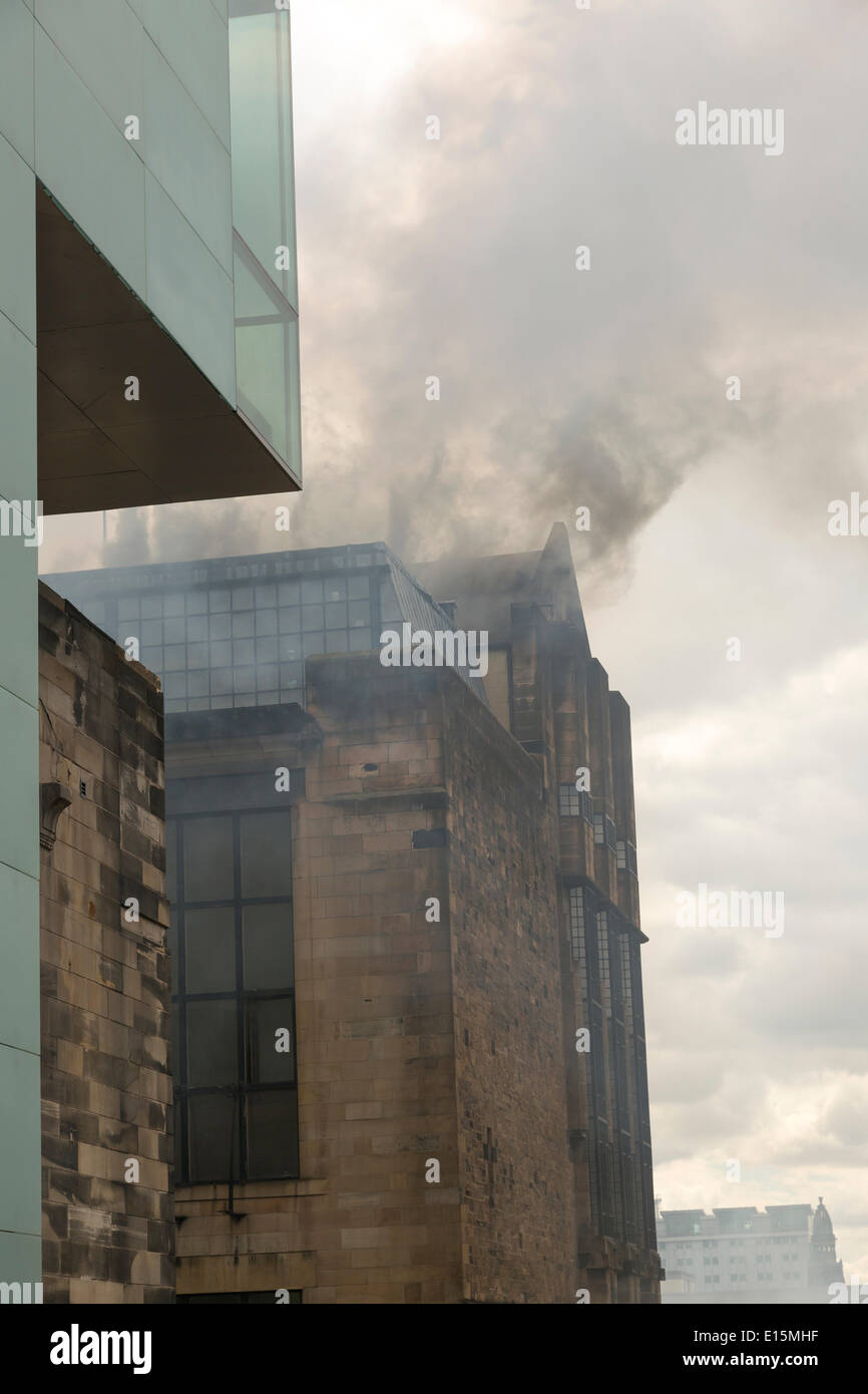 Renfrew Street, Glasgow, Scotland, UK. 23rd May, 2014. Charles Rennie Mackintosh designed Glasgow School of Art building on fire with fire crews in attendance as smoke bellows out of the historic building. Paul Stewart/Alamy News Stock Photo