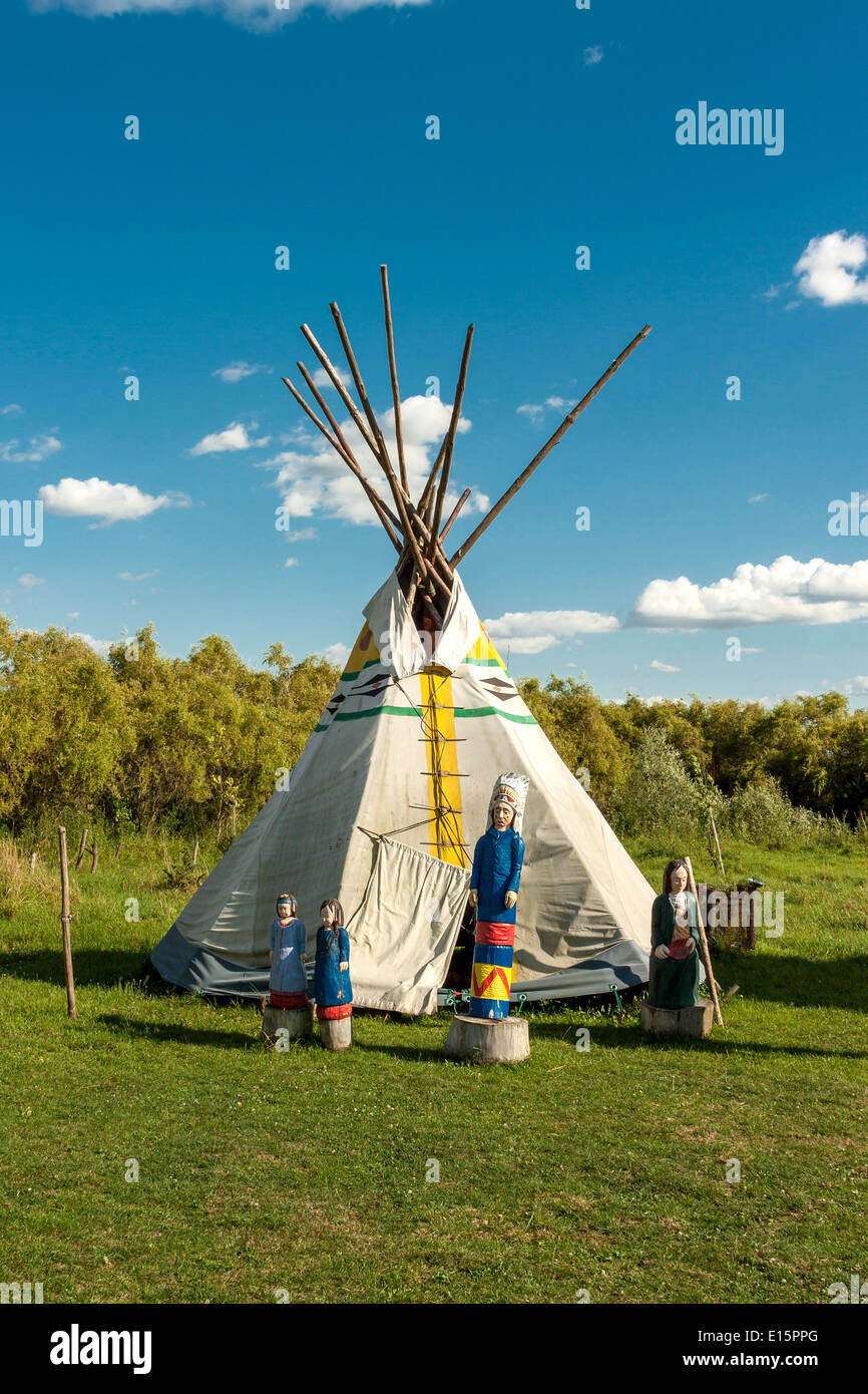 Sculptures of Indians in front of teepee Stock Photo