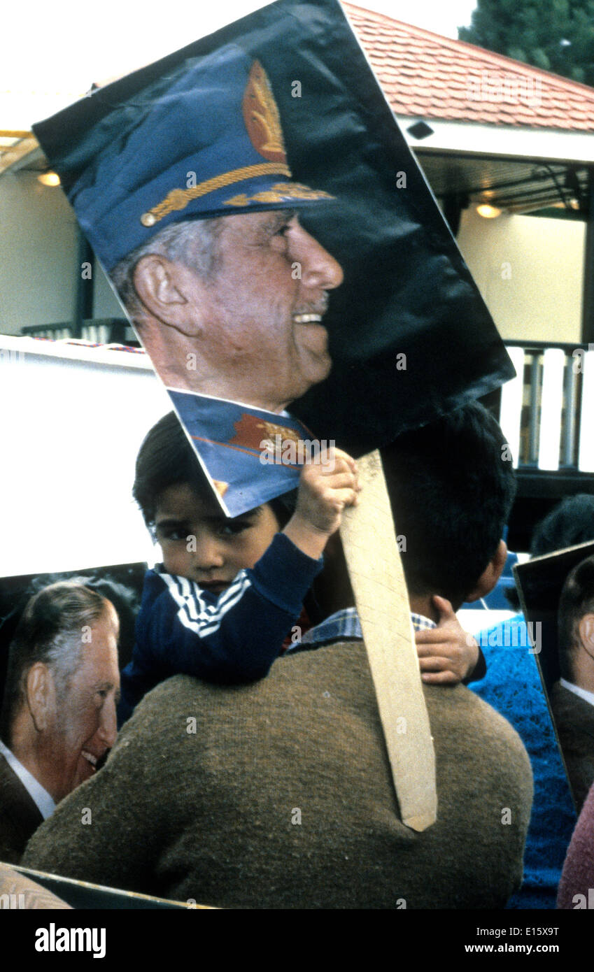 Father and child with placard supporting Augusto Pinochet dictator of Chile 1989 Stock Photo