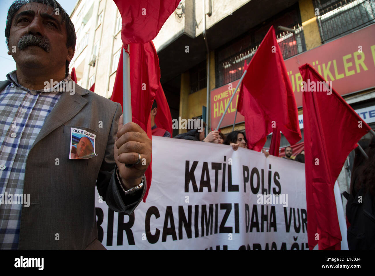 Instanbul, Turkey. 23rd May, 2014. Hundreds attend the funeral of Ugur Kurt, a civilian bystander shot by police during yesterday's protests in the tumultuous Istanbul neighbourhood, Okmeydani. The neighbourhood, heavily populated by Alevis (Allawite) is the focus of urban renewal, yet the residents do not succumb to pressure from real estate companies and sign their properties away. Credit:  Bikem Ekberzade/Alamy Live News Stock Photo