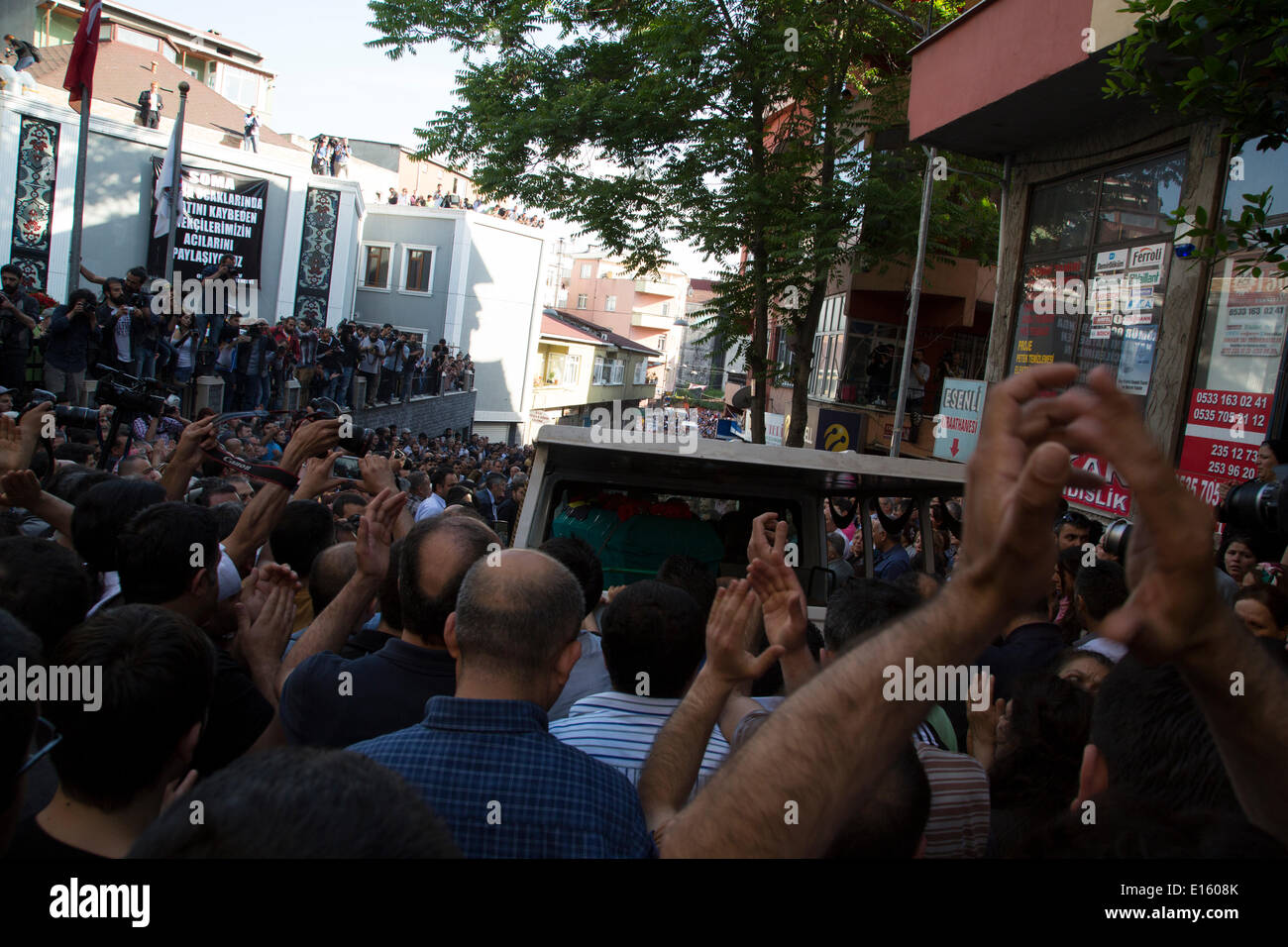 Instanbul, Turkey. 23rd May, 2014. Hundreds attend the funeral of Ugur Kurt, a civilian bystander shot by police during yesterday's protests in the tumultuous Istanbul neighbourhood, Okmeydani. The neighbourhood, heavily populated by Alevis (Allawite) is the focus of urban renewal, yet the residents do not succumb to pressure from real estate companies and sign their properties away. Credit:  Bikem Ekberzade/Alamy Live News Stock Photo