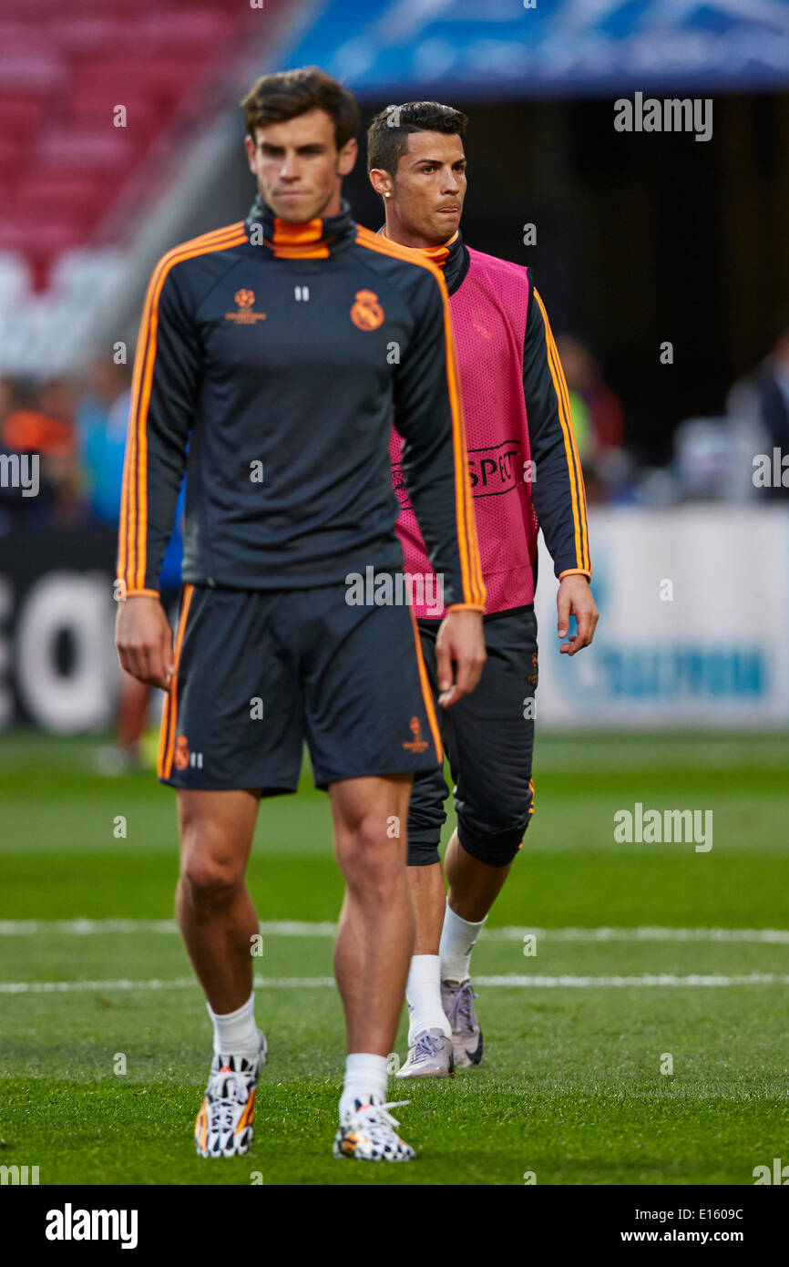 23.05.2014, Lisbon, Portugal. Midfielders Gareth Bale and Cristiano Ronaldo of Real Madrid look on during the Real Madrid training session prior to the UEFA Champions League final between Real Madrid and Atletico Madrid at Sport Lisboa e Benfica Stadium, Lisbon, Portugal Stock Photo