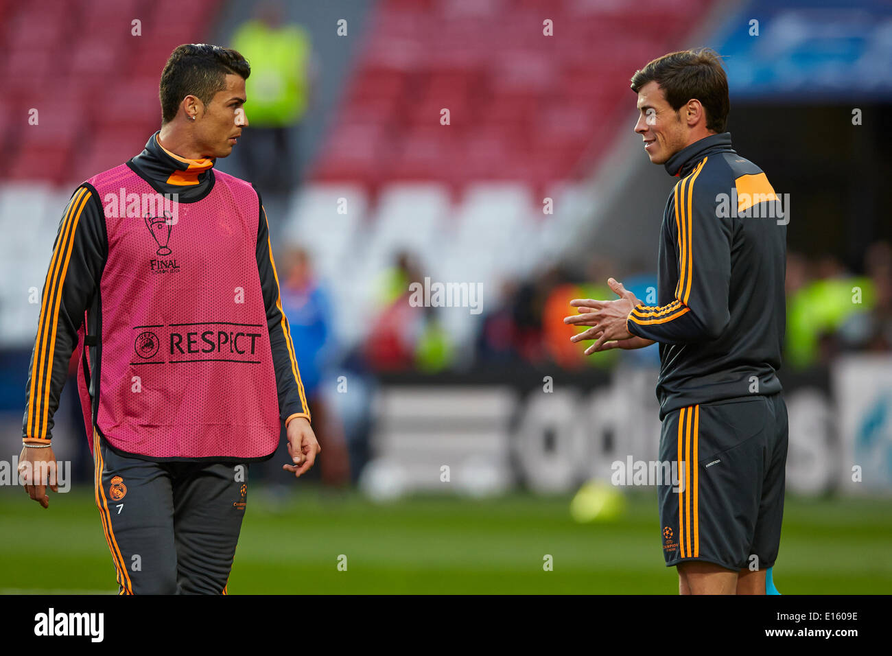 23.05.2014, Lisbon, Portugal Midfielder Cristiano Ronaldo of Real Madrid shares a joke with Gareth Bale of Real Madrid during the Real Madrid training session prior to the UEFA Champions League final between Real Madrid and Atletico Madrid at Sport Lisboa e Benfica Stadium, Lisbon, Portugal Stock Photo