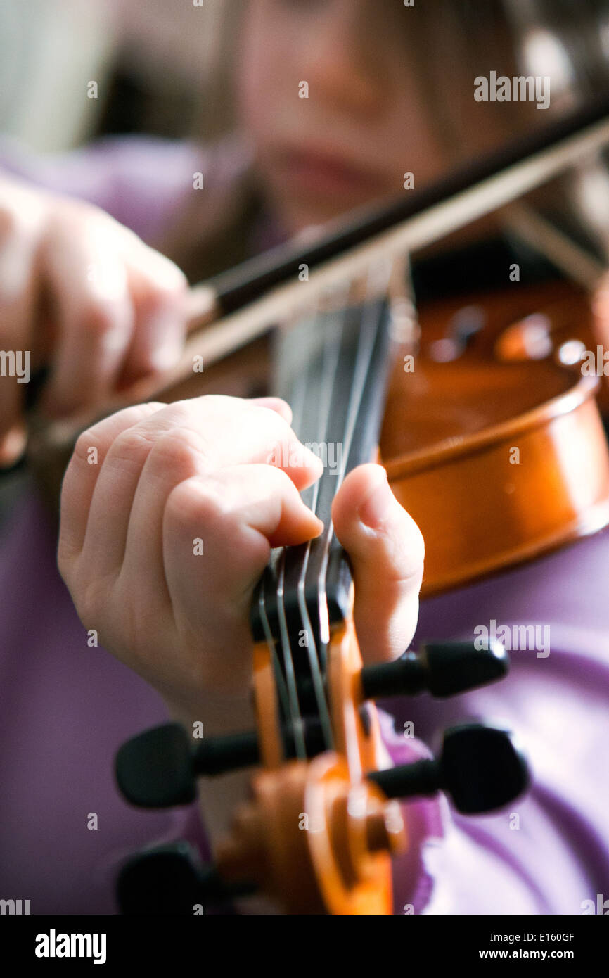 Young girl playing the violin Stock Photo - Alamy