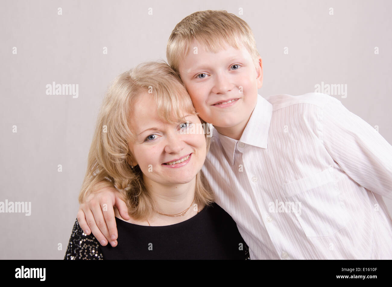 Сын е русскую маму. Одинокая мать с сыном. Пожелые женщины смододыми. Рыженькая мамочка с сыном. Волгоградская мать с сыном.