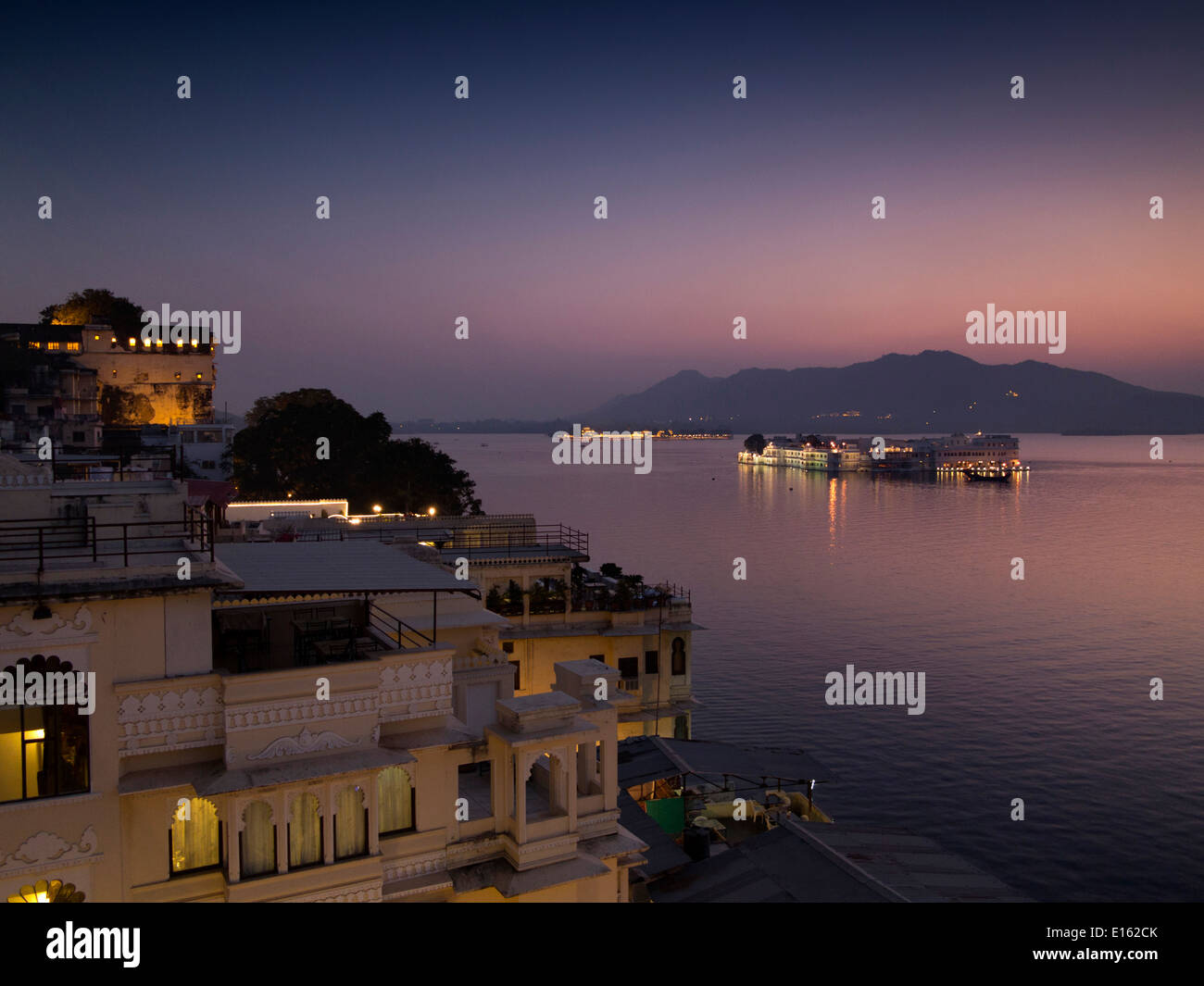 India, Rajasthan, Udaipur, Lake Pichola and Lake Palace Hotel illuminated at night Stock Photo