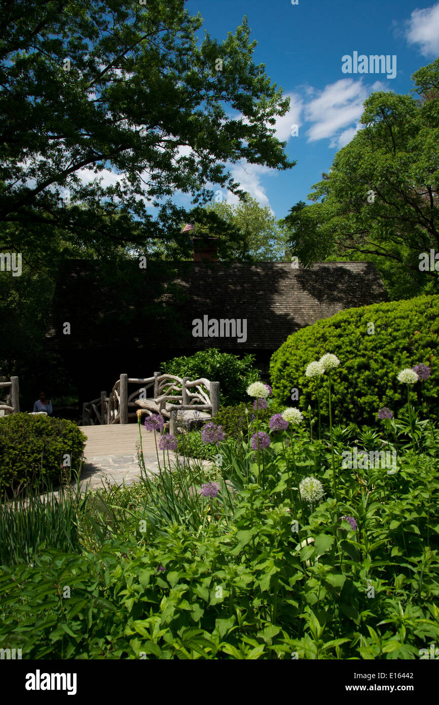 A Wooden Bench And Blooming Flowers On A Summer Day Shakespeare S Garden In Central Park New York Ny Usa Stock Photo Alamy A Wooden Bench And Blooming Flowers On A Summer Day Shakespeare S Garden In Central Park New York Ny Usa Stock Photo Alamy