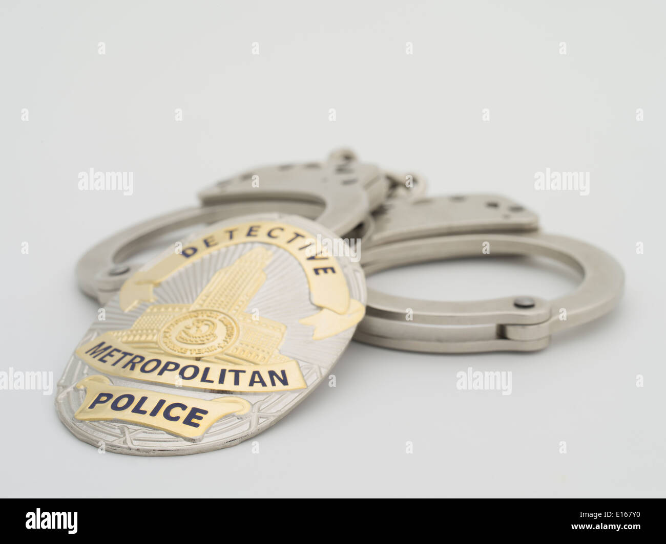Metropolitan Police Detective Shield with Smith & Wesson Police issue handcuffs Stock Photo