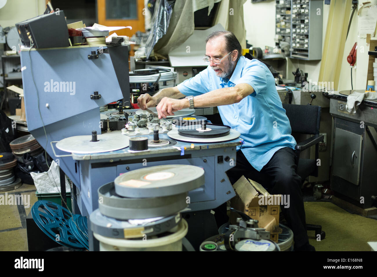 Tony Scott at the Steenbeck editing machine in his film lab Stock Photo Alamy