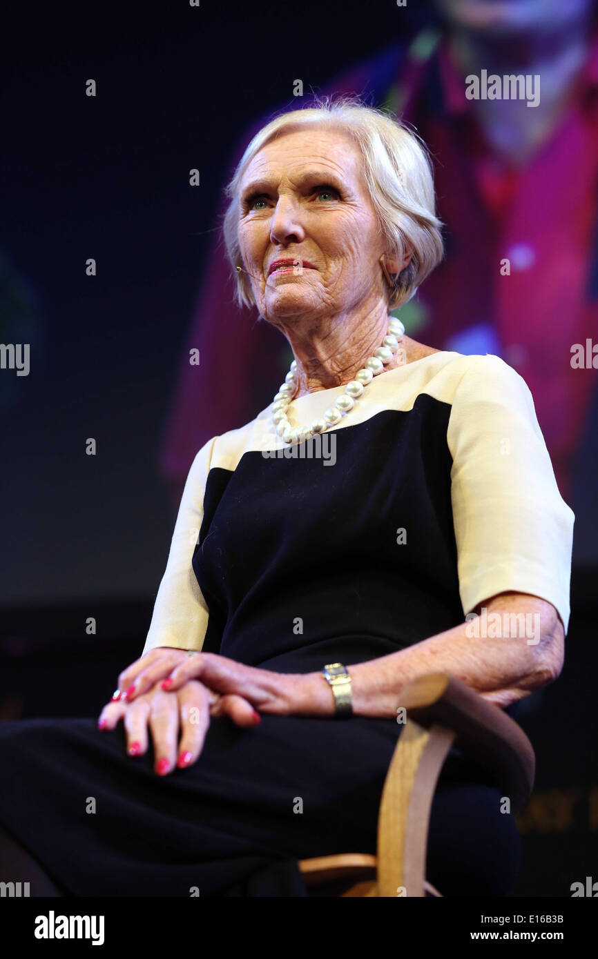 Friday 23 May 2014, Hay on Wye UK  Pictured: The Great British Bake Off star Mary Berry  Re: The Telegraph Hay Festival, Hay on Wye, Powys, Wales UK. Credit:  D Legakis/Alamy Live News Stock Photo