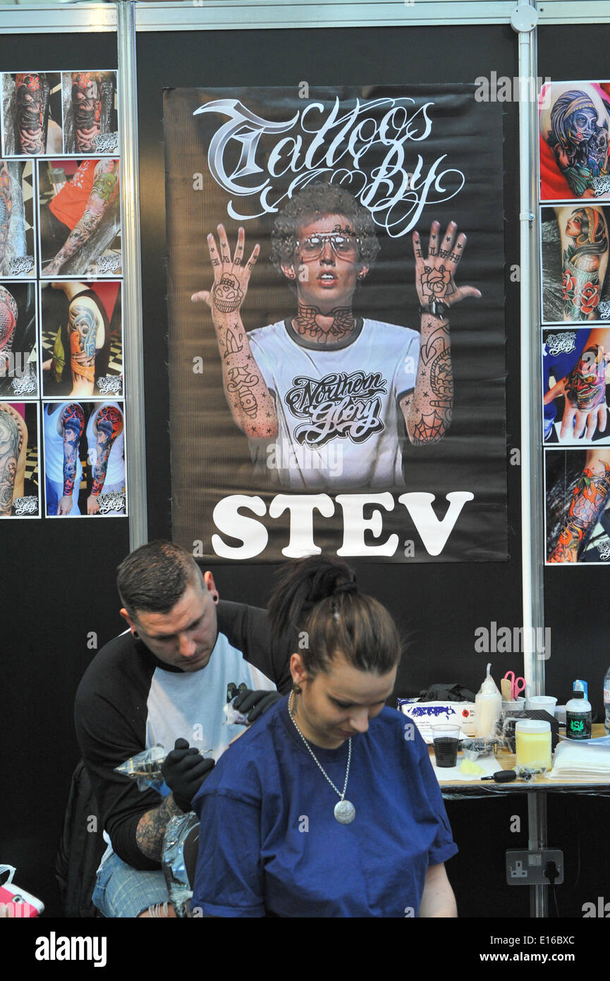 Artist tattooing womans hi-res stock photography and images - Alamy
