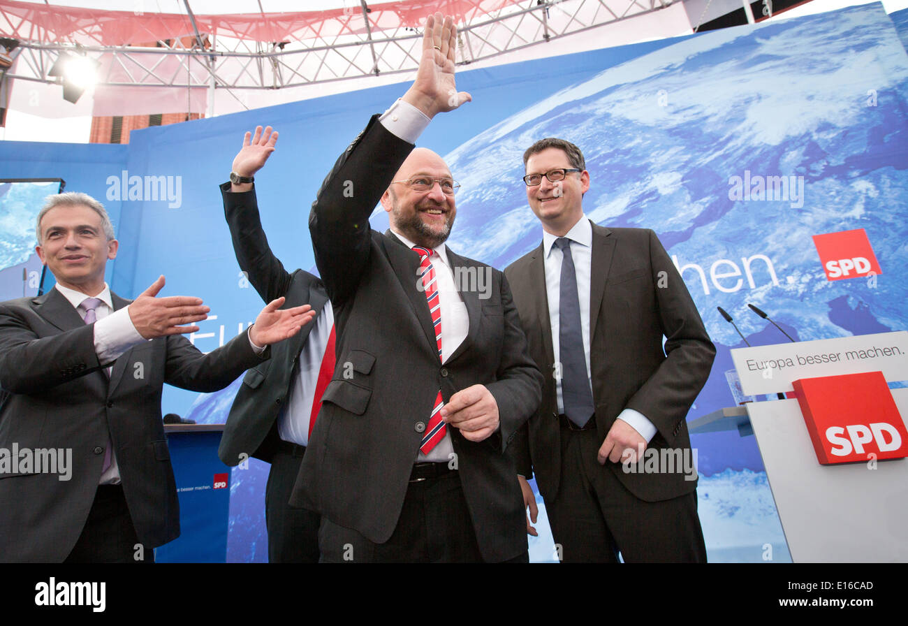 Social democratic frontrunner Martin Schulz is pictured during a last election campaign for the European election 2014 on 25 May 2014 in Frankfurt/Main, Germany, 24 May 2014. Frankfurt's mayor Peter Feldmann (L) and Hesse's SPD head Thorsten Schaefer-Guembel (R) stand next to him. Photo: Frank Rumpenhorst/dpa Stock Photo