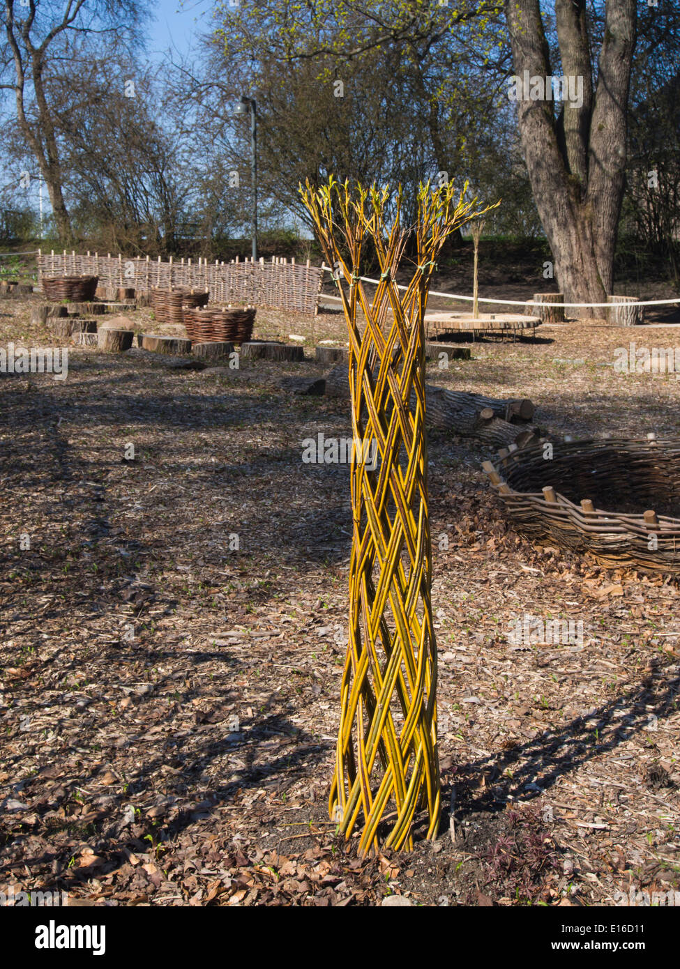 Willow sculpture hires stock photography and images Alamy