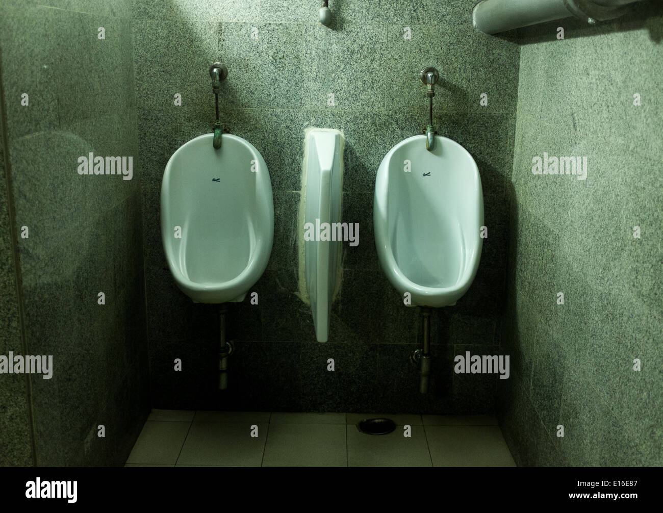 Porcelain urinals hires stock photography and images Alamy