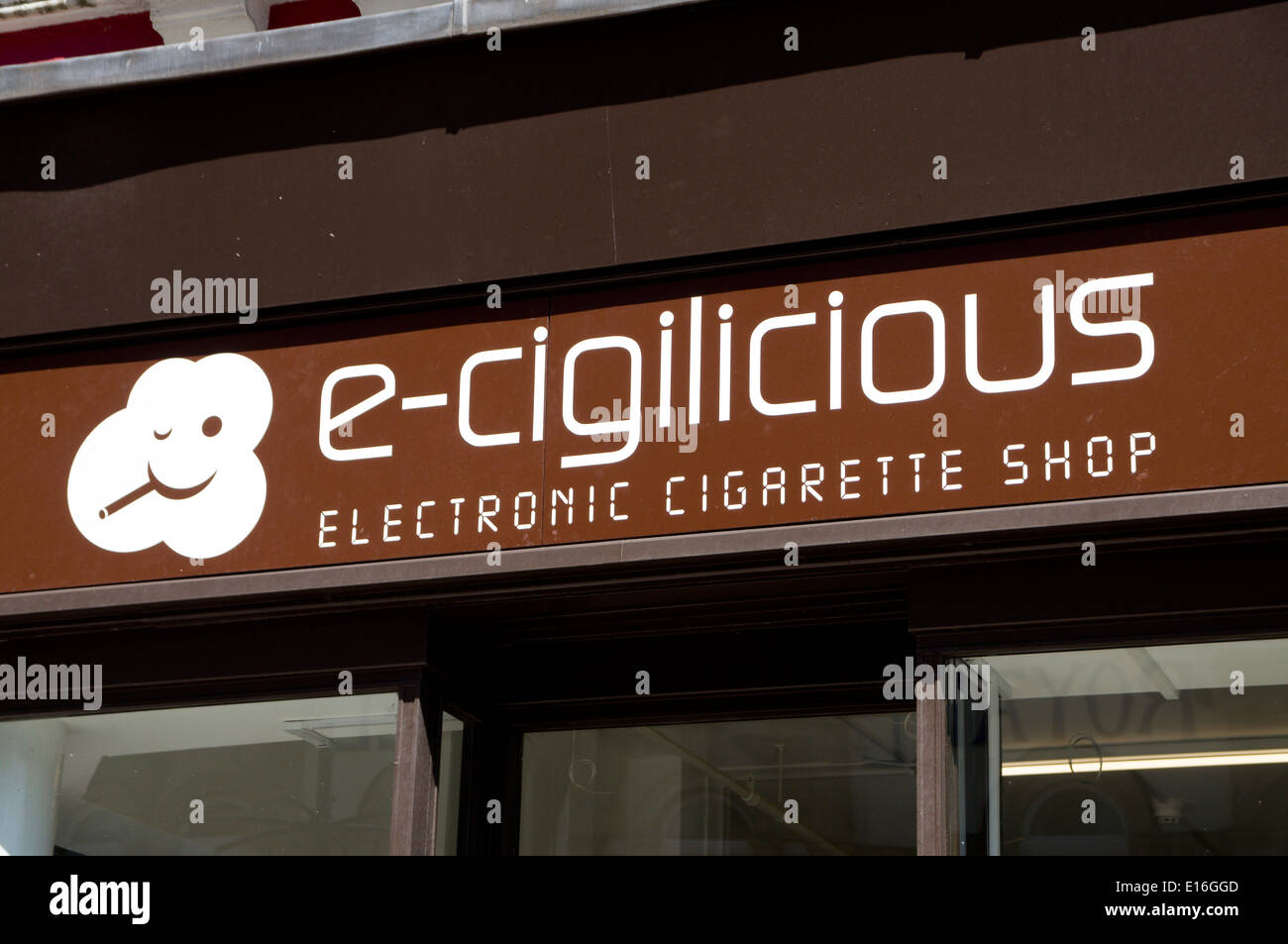 E cigarette shop hi-res stock photography and images - Alamy