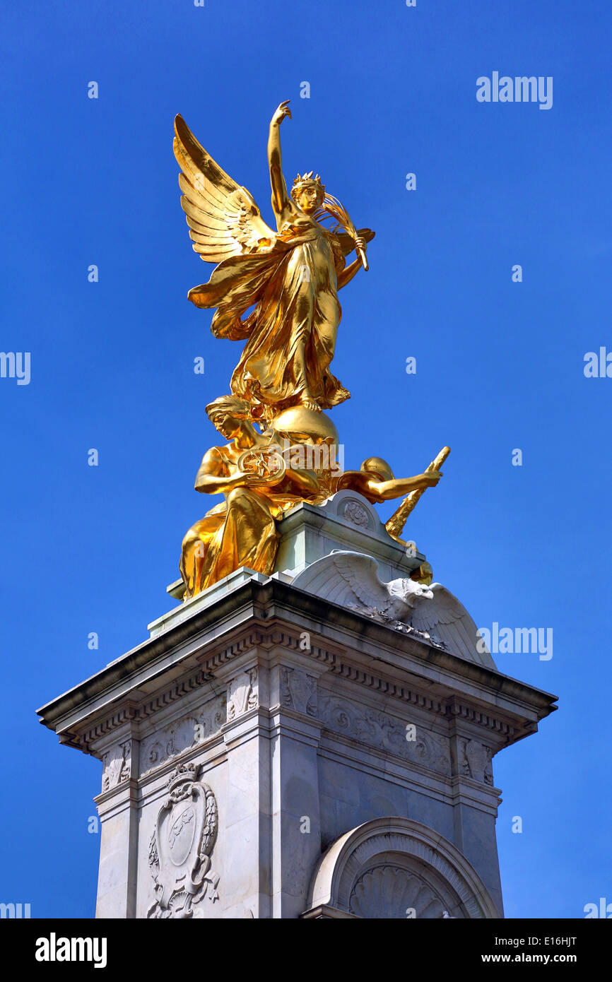 Statue in front of buckingham palace hires stock photography and
