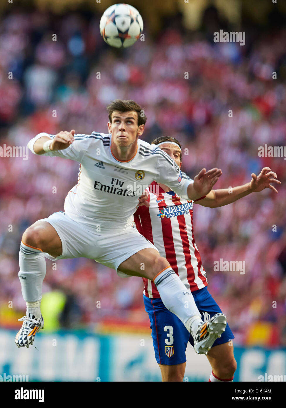 24.05.2014, Lisbon, Portugal. Midfielder Gareth Bale of Real Madrid challenges for a high ball with Defender Filipe Luis of Atletico Madrid during the UEFA Champions League final game between Real Madrid and Atletico Madrid at Sport Lisboa e Benfica Stadium, Lisbon, Portugal Stock Photo