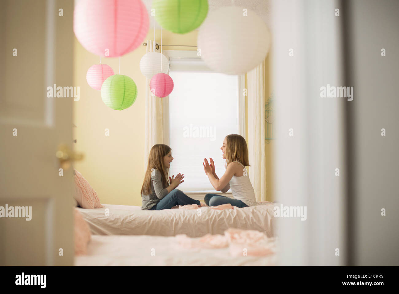 Girls (6-7, 8-9) clapping hands Stock Photo