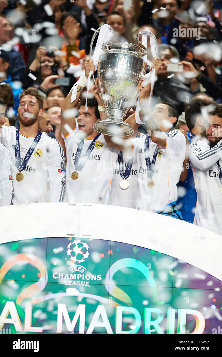 24.05.2014, Lisbon, Portugal. Defender Pepe of Real Madrid (2nd L) and Midfielder Angel Di Maria of Real Madrid (2nd R) hold up the trophy after the UEFA Champions League final game between Real Madrid and Atletico Madrid at Sport Lisboa e Benfica Stadium, Lisbon, Portugal Stock Photo