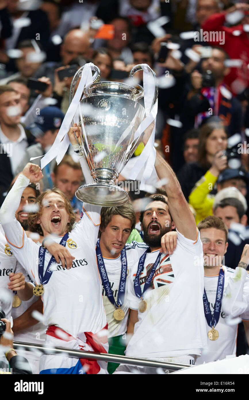 24.05.2014, Lisbon, Portugal. Midfielder Luka Modric of Real Madrid (L) and Defender Alvaro Arbeloa of Real Madrid hold up the trophy during the UEFA Champions League final game between Real Madrid and Atletico Madrid at Sport Lisboa e Benfica Stadium, Lisbon, Portugal Stock Photo