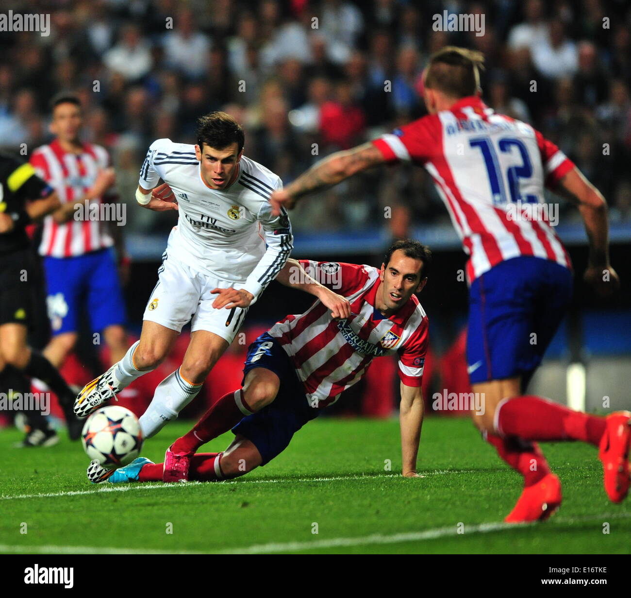 Lisbon, Portugal. 24th May, 2014. Real Madrid's Gareth Bale (L) breaks  through during the UEFA Champions League Final Real Madrid vs Atletico de Madrid  at Luz stadium in Lisbon, capital of Portugal,