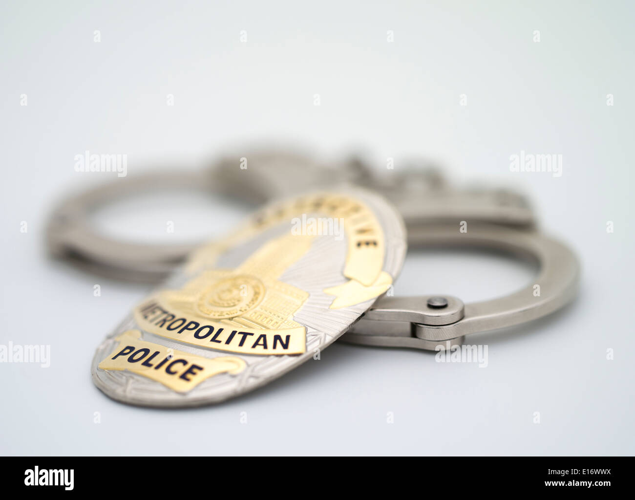 Metropolitan Police Detective Shield with Smith & Wesson Police issue handcuffs Stock Photo