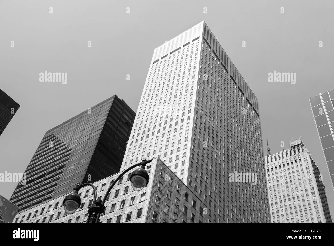 Skyscrapers buildings in new york Black and White Stock Photos & Images ...