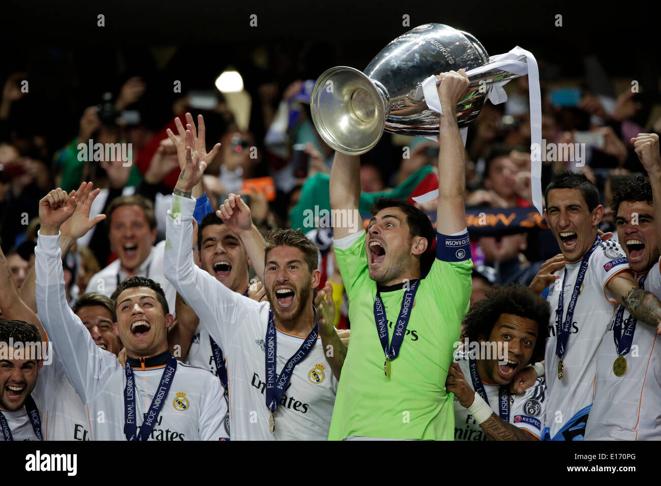 Lisbon, Portugal. 24th May, 2014. CRISTIANO RONALDO, SERGIO RAMOS, IKER CASILLAS, MARCELO, DI MARIA and PEPE with the cup after beating Atletico de Madrid in the UEFA Champions League at Benfica's stadium. Credit:  Bruno Colaco/ZUMAPRESS.com/Alamy Live News Stock Photo